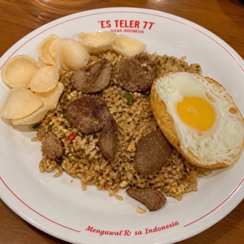 Nasi Goreng Daging Es Teler 77 dengan irisan daging dan telur